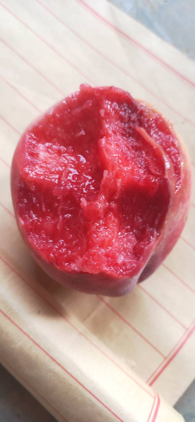 论红肉血桃的果肉颜色